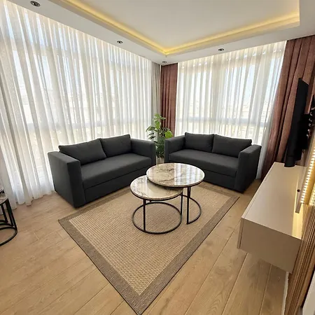 Konyaalti Plajina Yakin Lueks Antalya